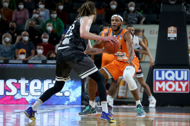 两位年轻边 两位年轻边